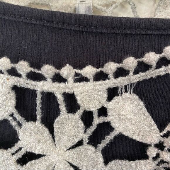 India Boutique Gray Floral Crochet Fringe Sleeveless Top Overlay - Plus - Picture 7 of 9